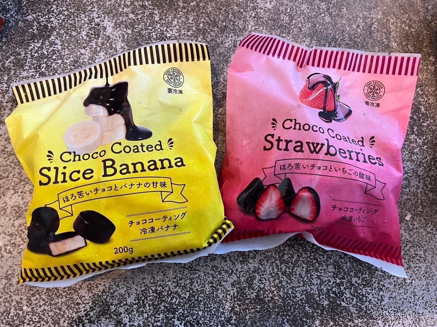 【業務スーパー】パリパリチョコでフルーツをコーティング！食べ過ぎ注意の冷凍スイーツ