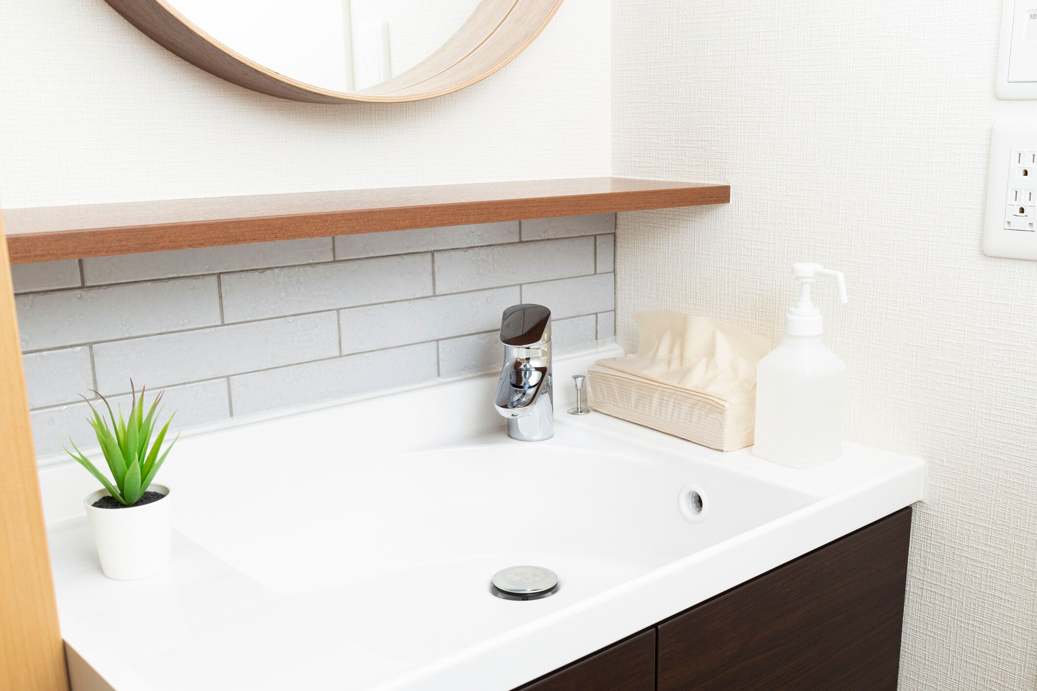 意外なところにシンデレラフィット！もふもふのニャンコがハマったのは色もそっくりな洗面台!?