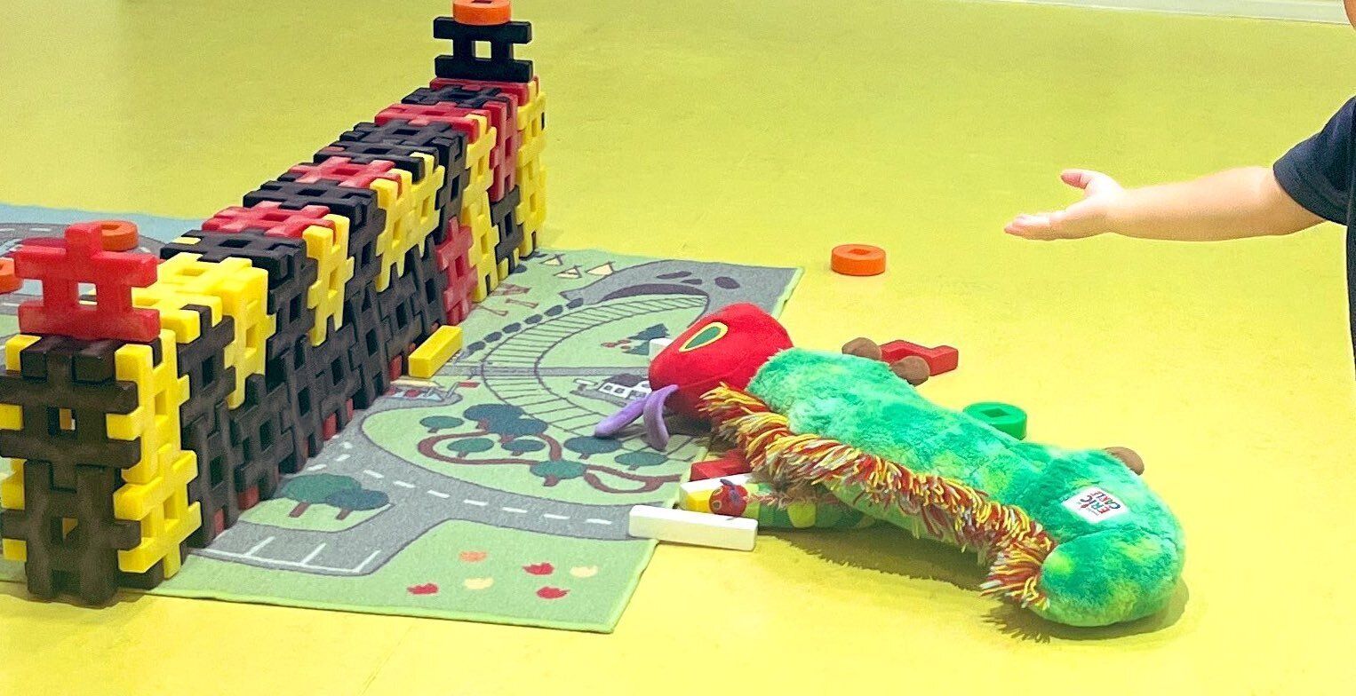 “本日の制作”をママに紹介する3歳息子が「社長」や「大学教授」、「親方」のよう!?貫禄あふれるたたずまいに、26万人が驚きを隠せない！