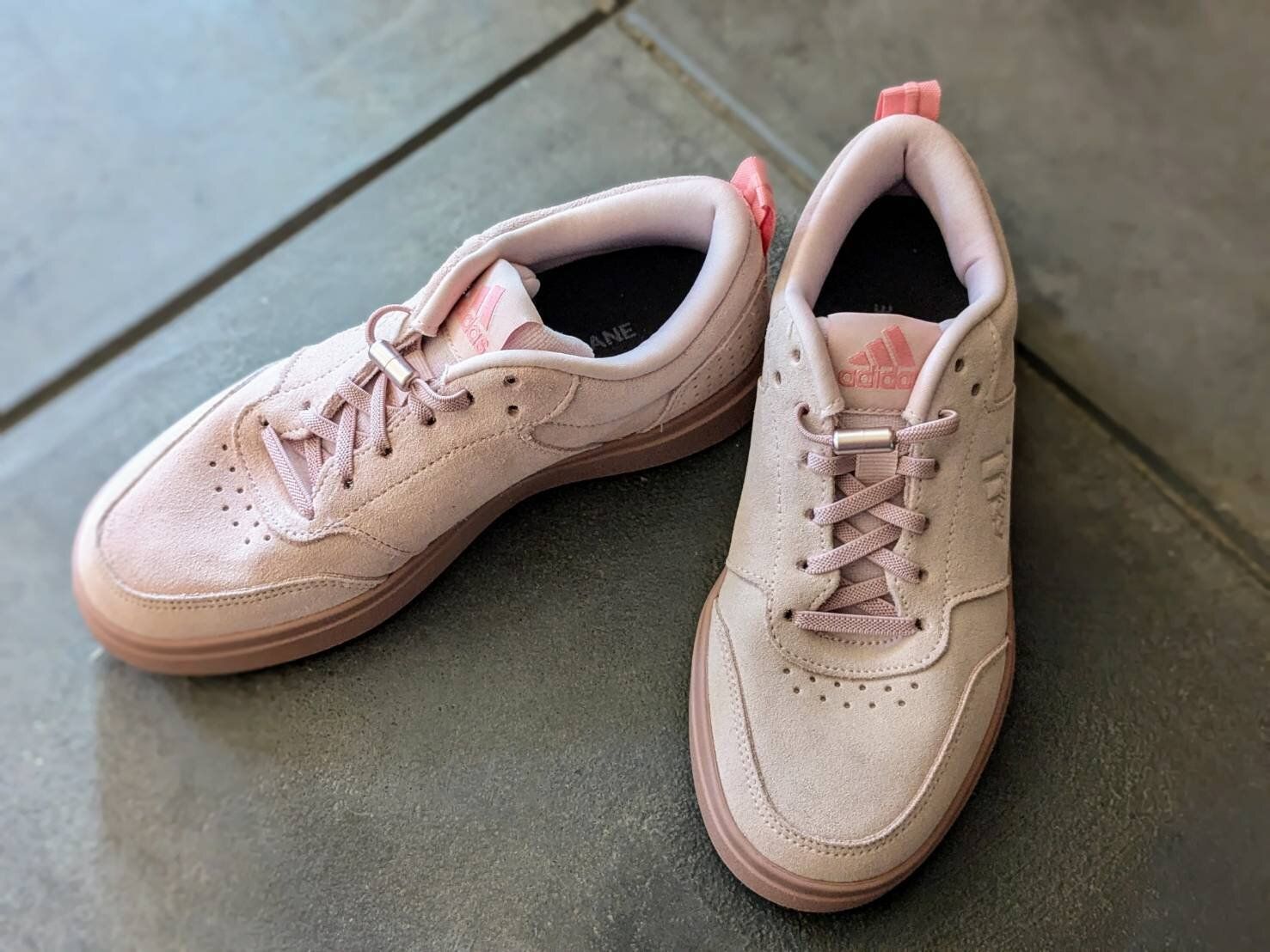 手持ちのスニーカーをランクアップ！“ササっと履けて疲れ知らず“オススメの便利アイテム2選