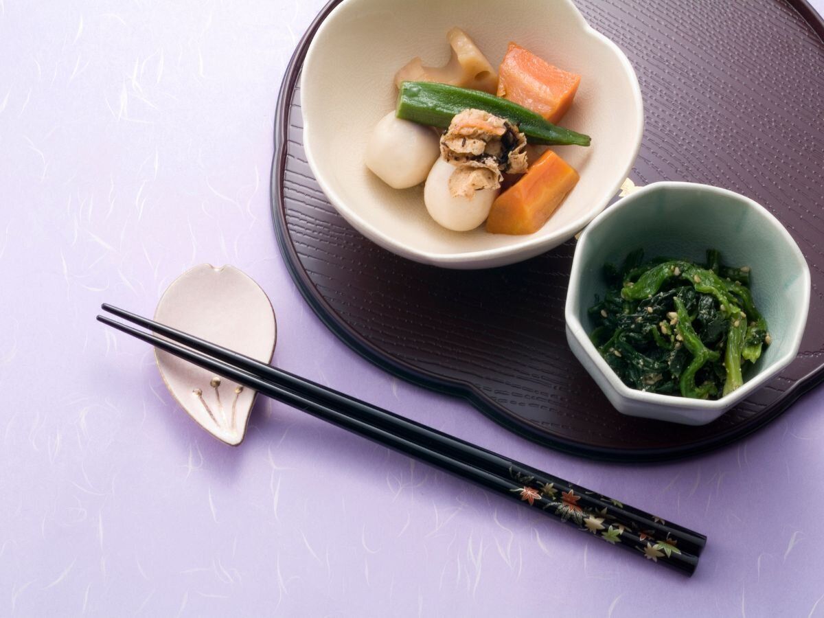 【お箸のマナー】箸置きの使いこなしで素敵な食べ方に見える3つの方法