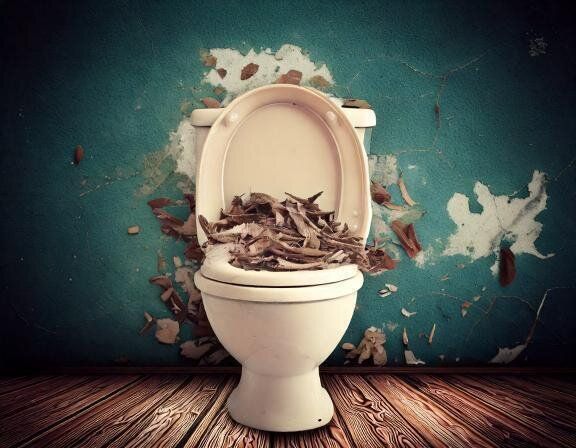 【夢占い】汚いトイレの夢の意味とは？状況、登場人物などシチュエーション別に解説！