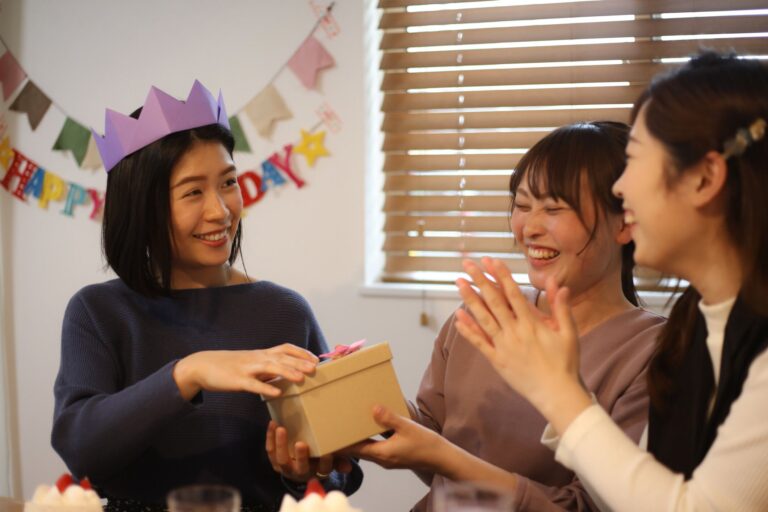 20代の女友達への誕生日プレゼントはどんなものが喜ばれる？おすすめ13選
