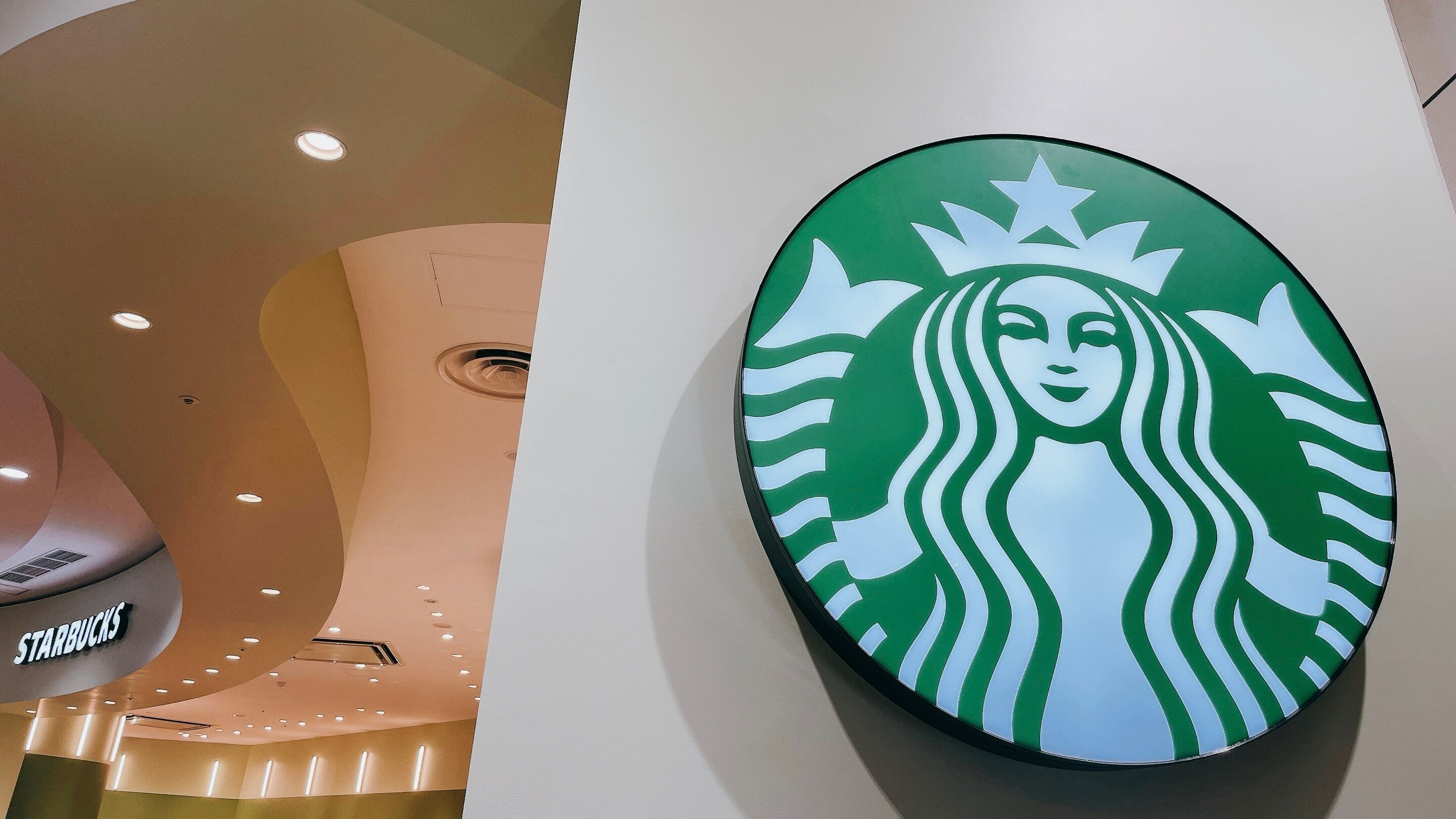 東京駅のスターバックスまとめ《2025年最新》Wi-Fi・電源の有無なども