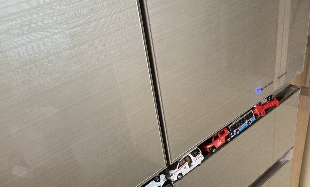 2歳の息子がミニカーを並べたのはキッチンの“ある場所”だった！まるで立体駐車場のような光景に、ママは思わず「やめて」