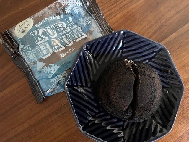 【カルディ】真っ黒がインパクト大！栗がごろっと入った栗バウムが美味しい