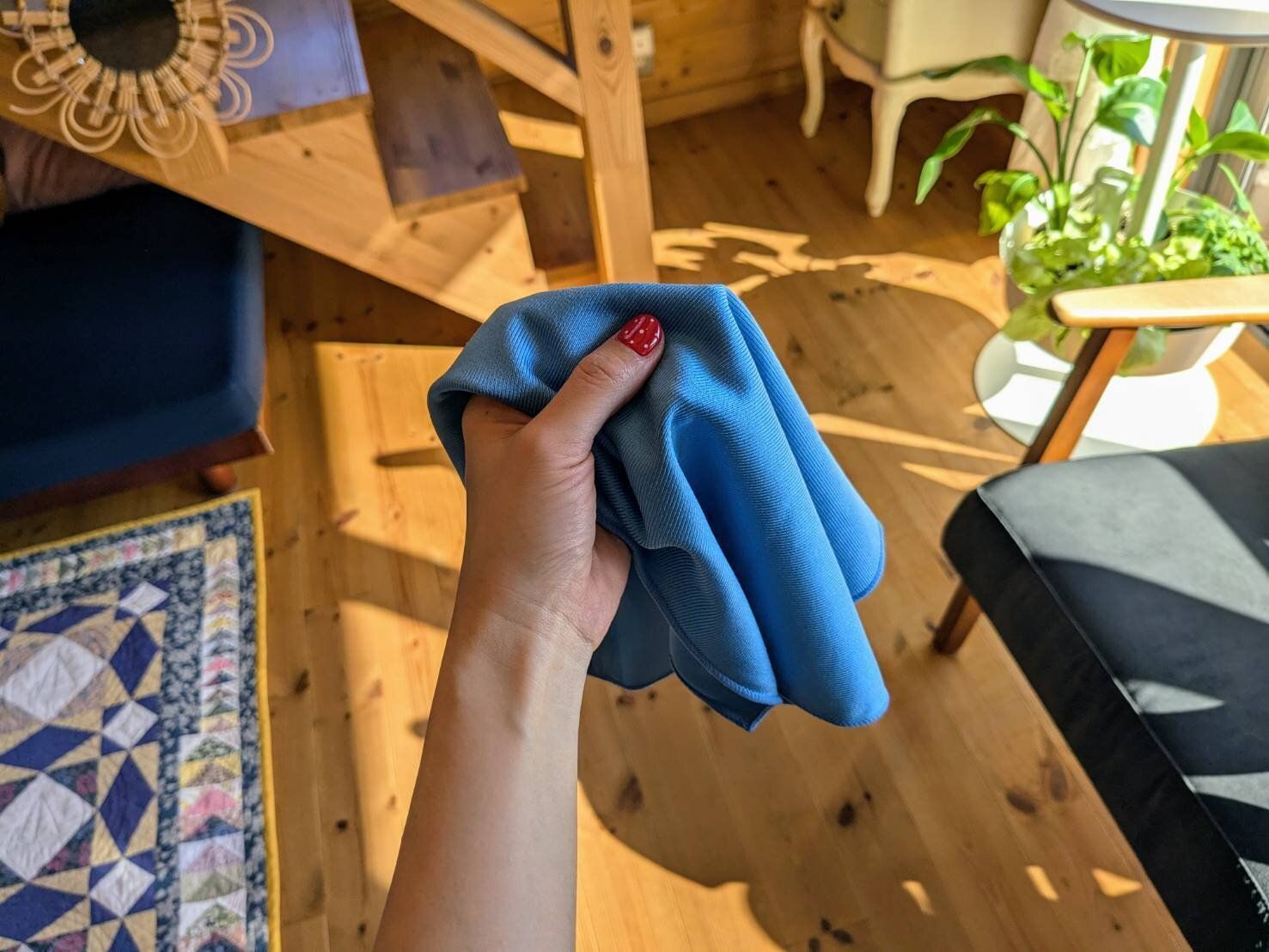 【窓そうじ】さすがは業務用！“洗剤＆二度拭き不要“エコで時短の「クロス」