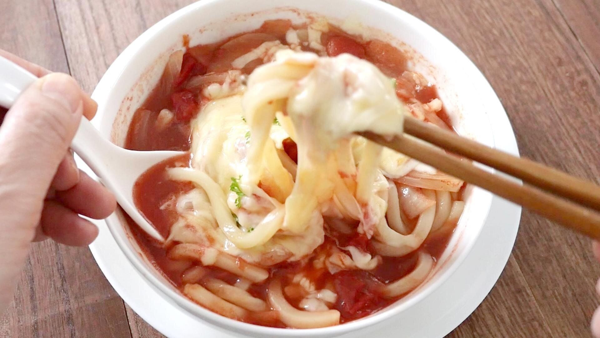 レンジ1発でできるうどんレシピ2選！驚きのチーズが伸びるアレンジも「簡単すぎるのに美味しすぎ」