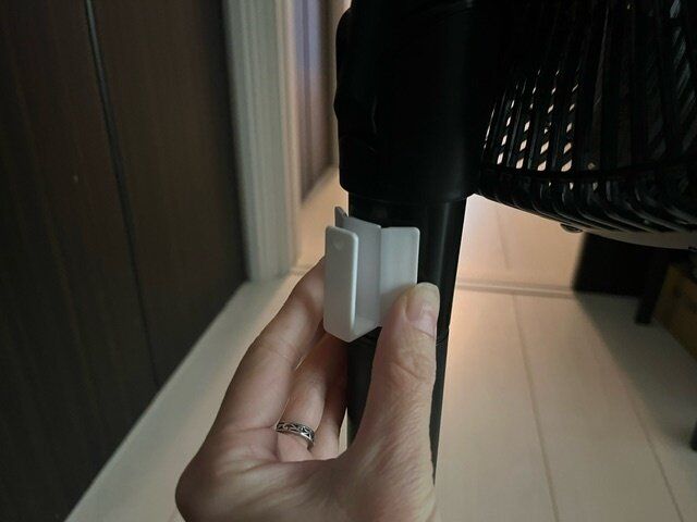 【セリア】これ考えた人すごい！曲面に貼れるのが今までなかったコードフック