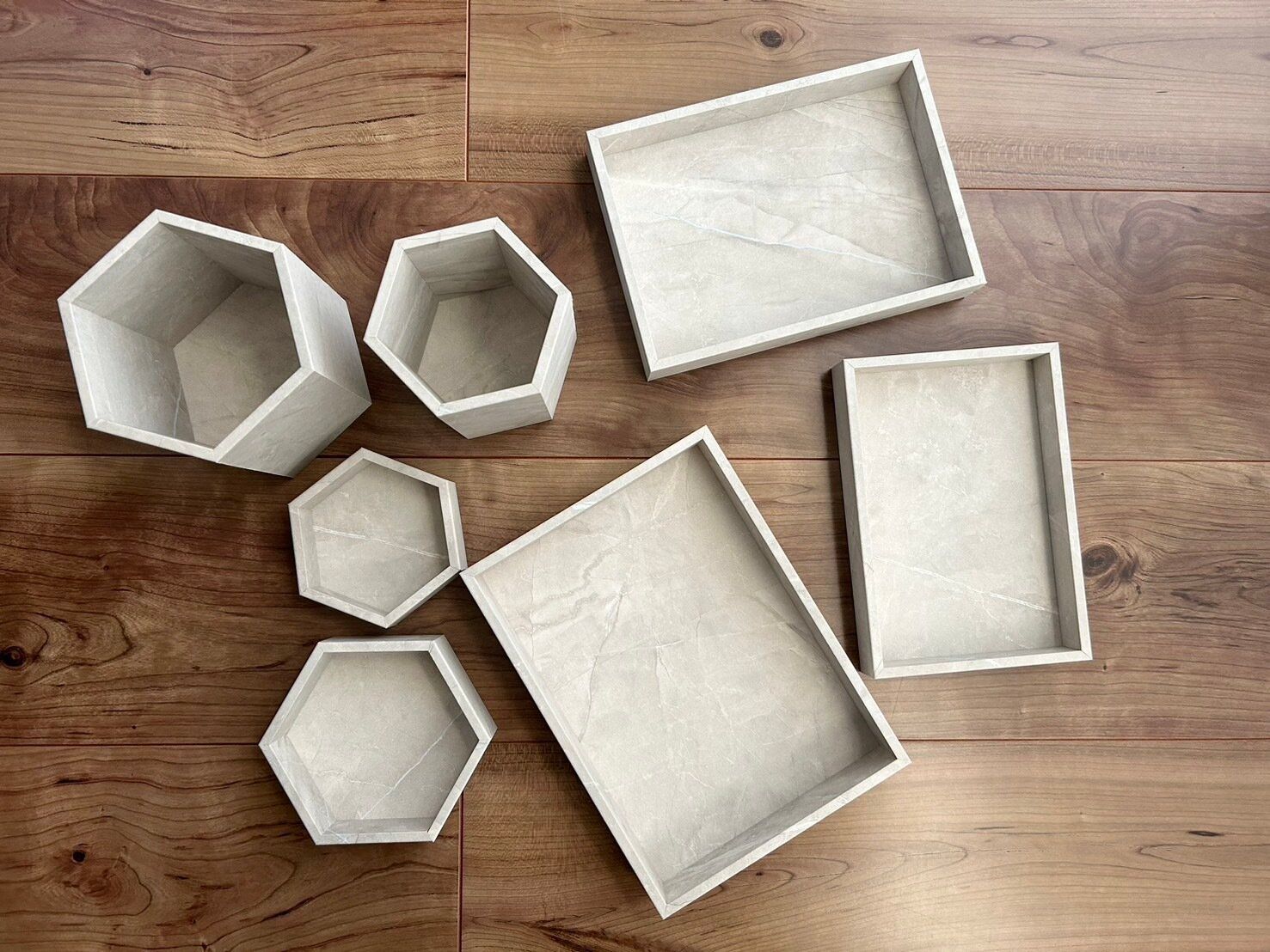 【セリア】ストーン調のウッドトレーでおしゃれに飾る収納術