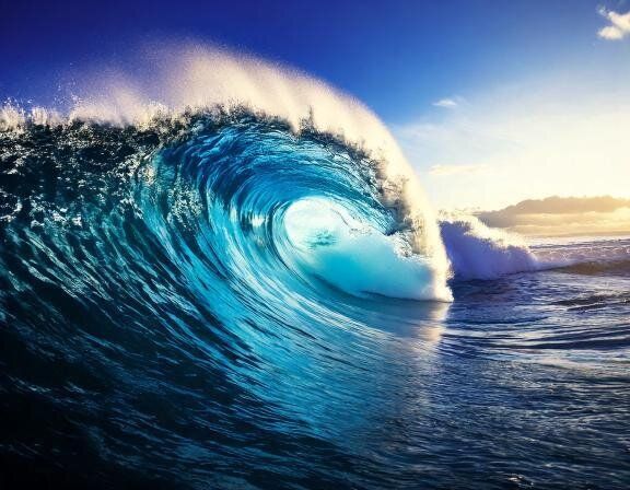 【夢占い】津波の夢の意味とは？状況、登場人物などシチュエーション別に解説！