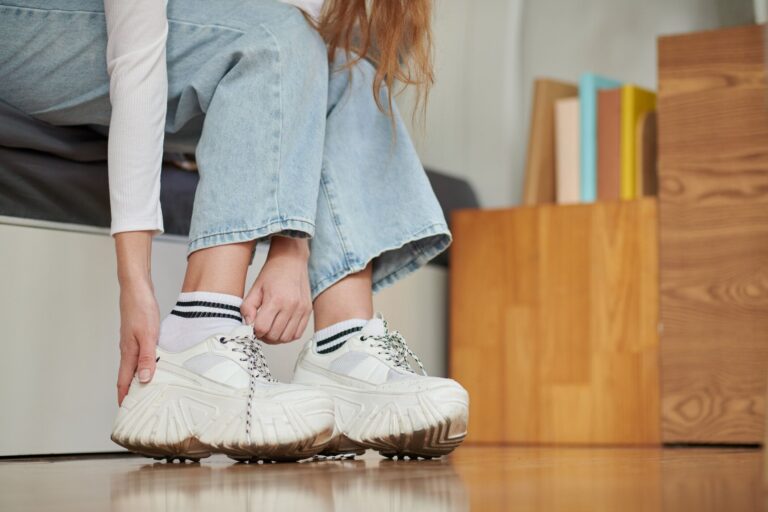 厚底スニーカーの人気のブランド17選！おすすめコーデもあわせて紹介！