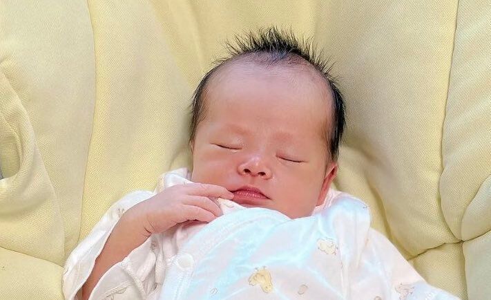 お行儀良く眠っていた赤ちゃんが、3カ月経つとアグレッシブな寝相に!?ビフォーアフターに驚きつつもほっこりする人続出