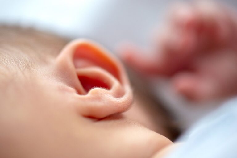 【9.6万人がズッコケた】耳を気にする生後5カ月の赤ちゃん。医師がくだした、まさかの診断名とは