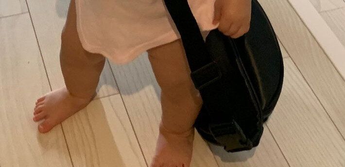 出社準備中、横を見てみると準備万端な1歳児が立っていた!?その様子に「かわいすぎる」「えらい」の声