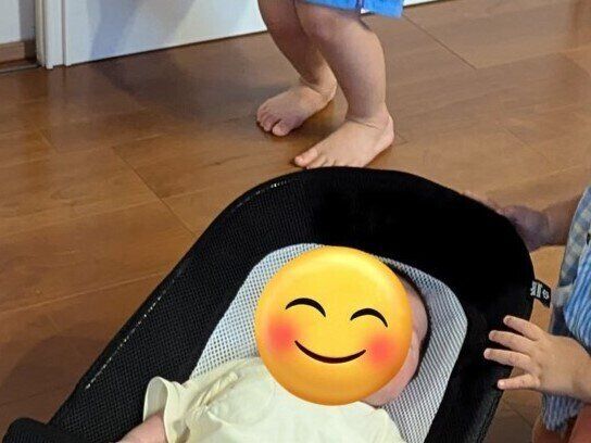 赤ちゃんが泣いている！手の離せない両親に代わって弟をあやす3歳と2歳の兄たちがヒーロー級の頼もしさ