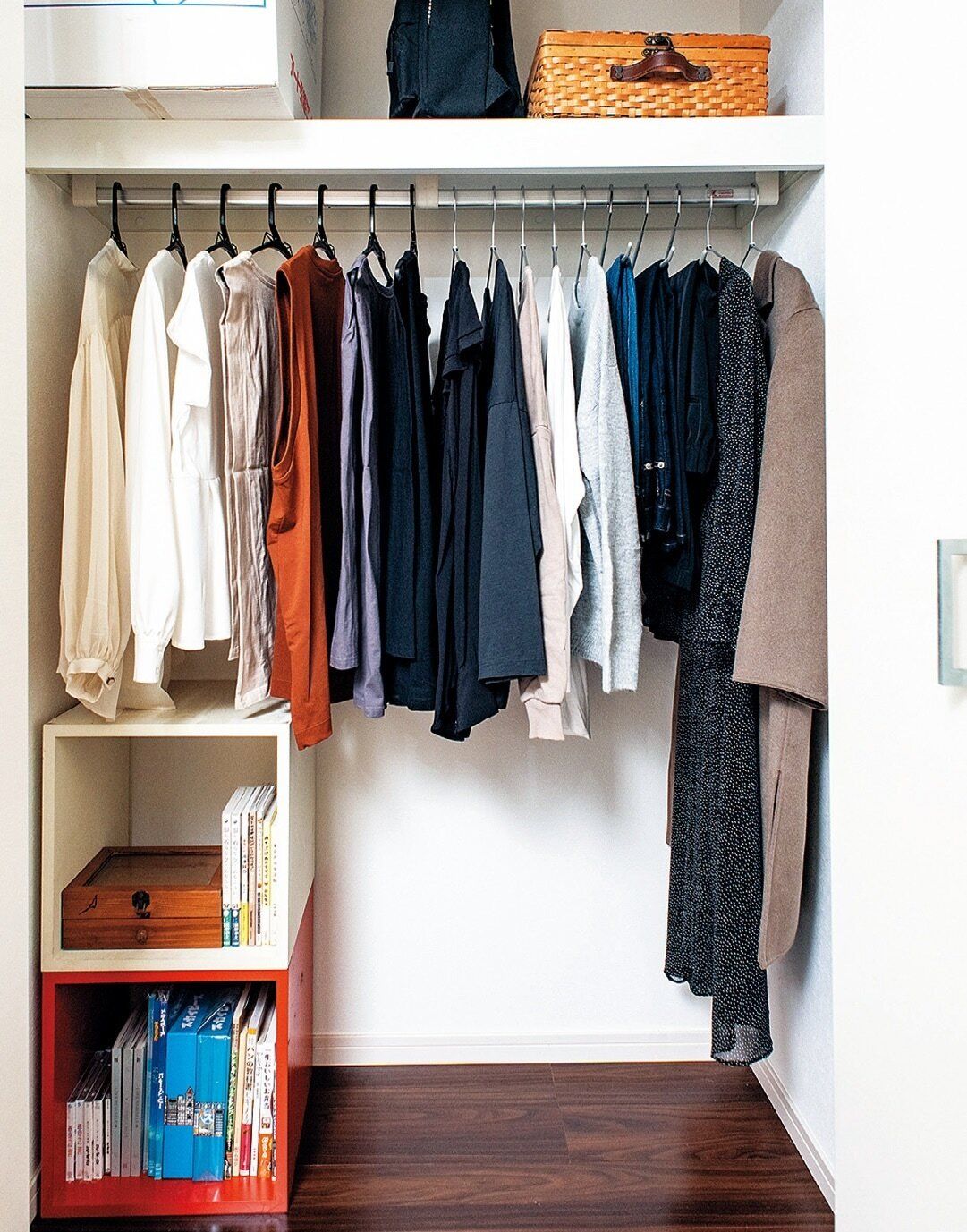 服があふれるクローゼットが1日でスッキリ！生まれ変われる5ステップ