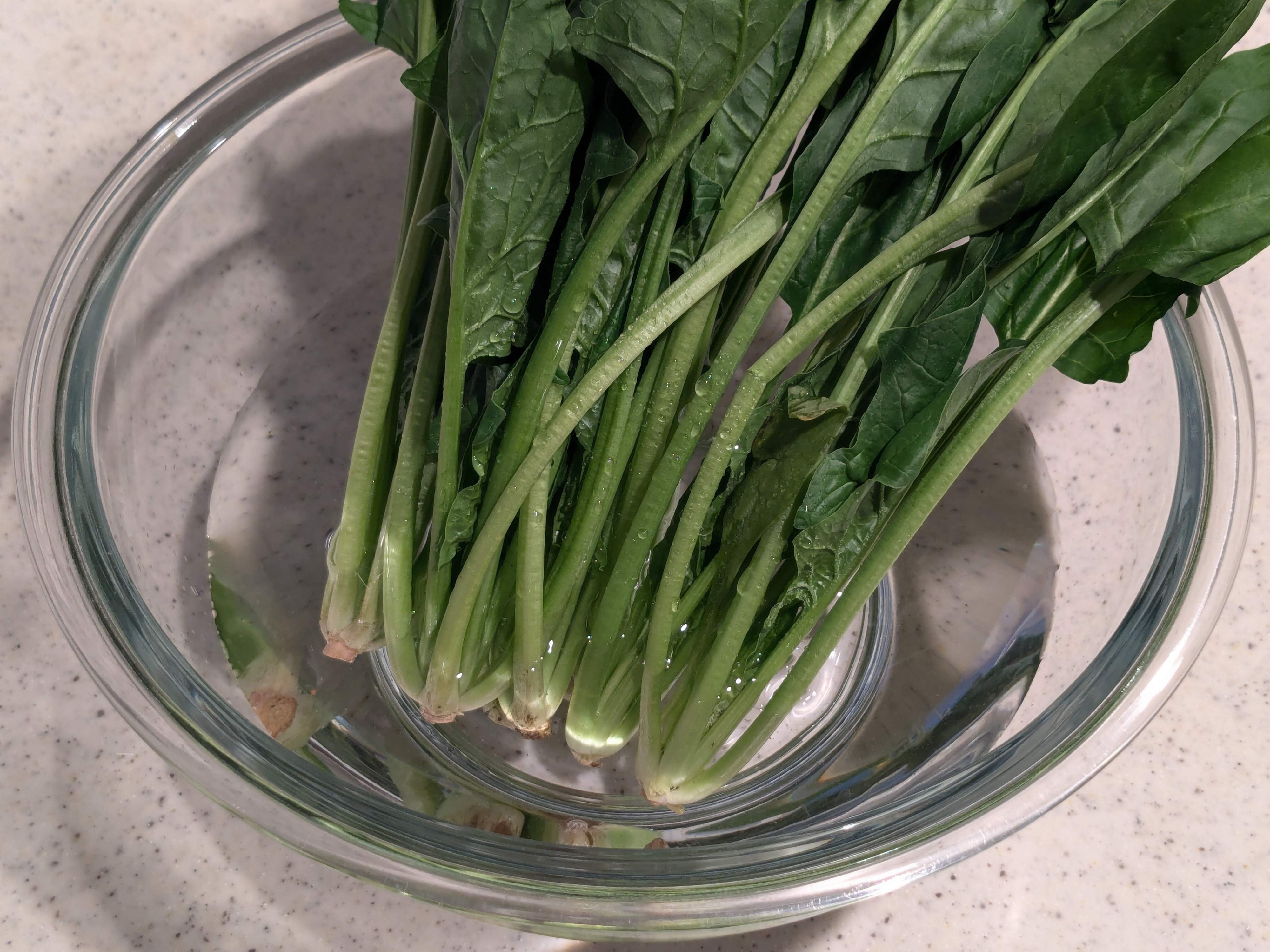 【ラク家事】一発除去！葉物野菜の根元汚れをスッキリ落とす方法