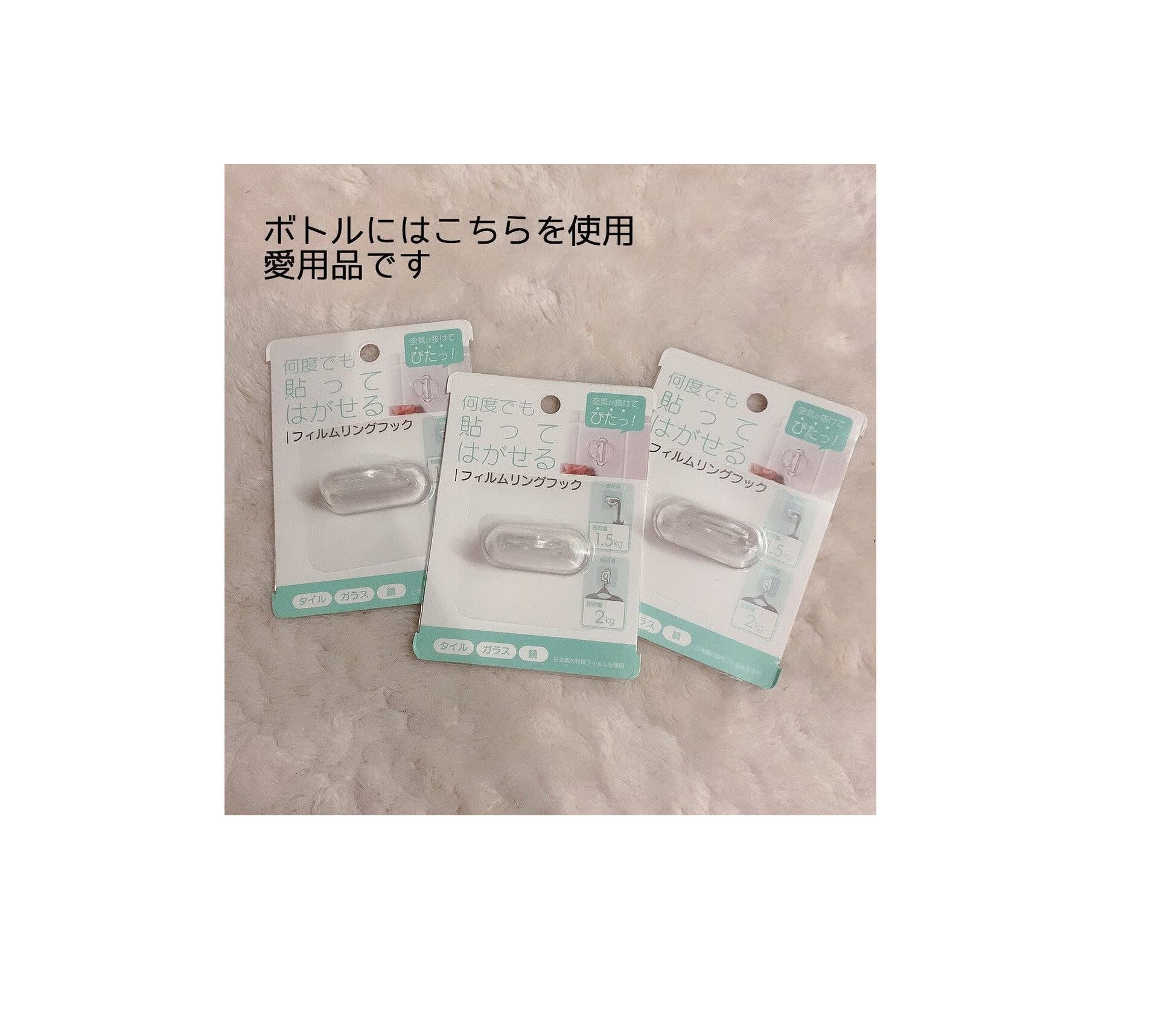 いまや大人気商品といって過言なし【セリア】「テレビ裏に指定席」「交換もよりスムーズに」フィルムフック活用アイデア4選