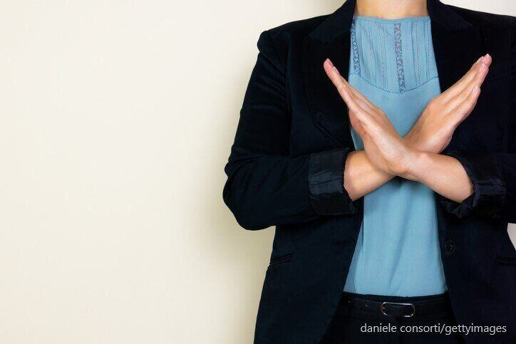 そのトレンド……じつはもう終わっています！取り残された40代がやりがちなコーデ