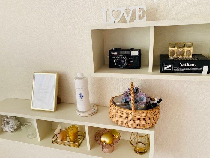 無印良品の壁にかけられる棚で広々と。見せ収納もディスプレイも簡単に