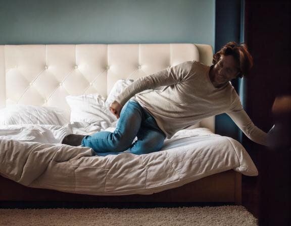 【夢占い】寝ている時に地震が起きる夢の意味とは？シーン別に深掘り解説！