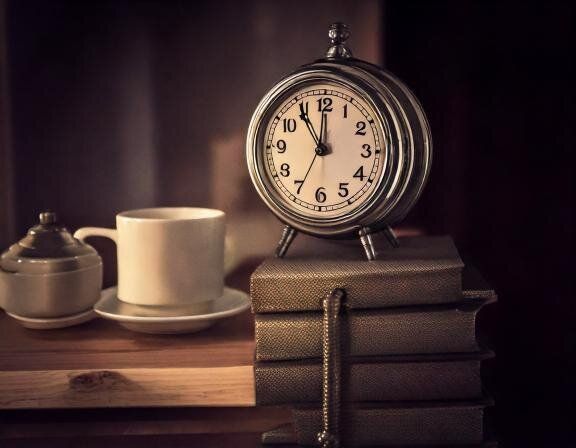 【夢占い】遅刻の夢の意味とは？シチュエーション別に心理を解説！