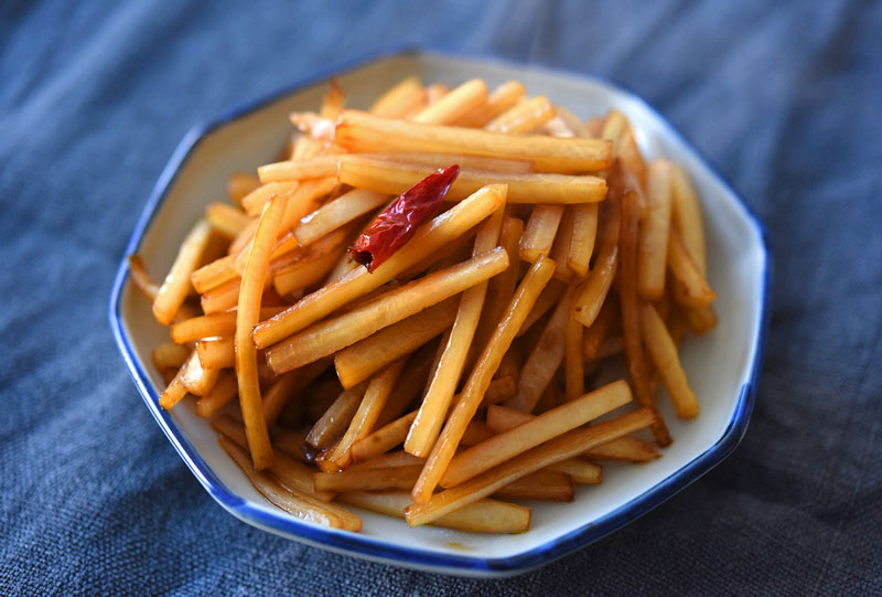 「大根の皮」活用レシピ28品！捨てずにおいしく食べよう＊きんぴらんの作り方も紹介