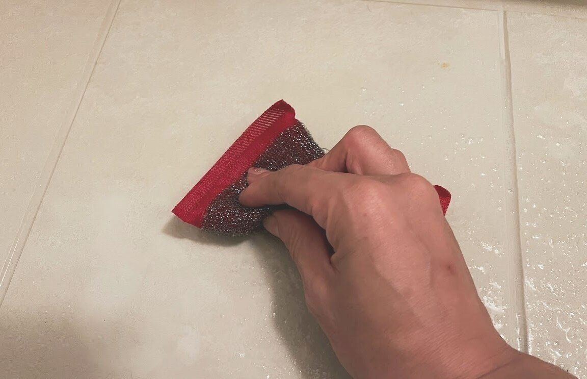 「しつこいお風呂の床の黒ずみ」が驚くほど簡単に落ちる100均アイテムとは？