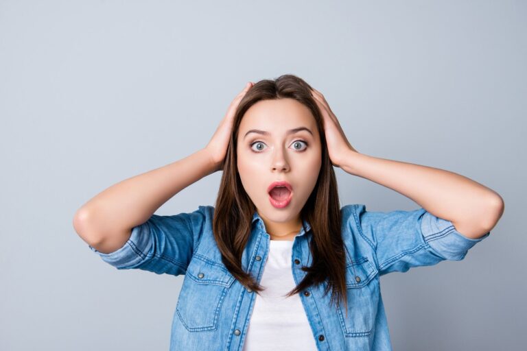 40代が着てはいけない!?「なんだかしっくりこない……」となりがちなNGトップスとは