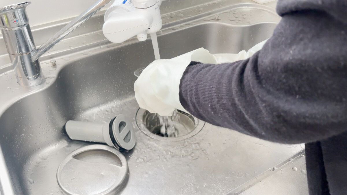 簡単＆効果的！レジ袋を使った排水口の掃除方法