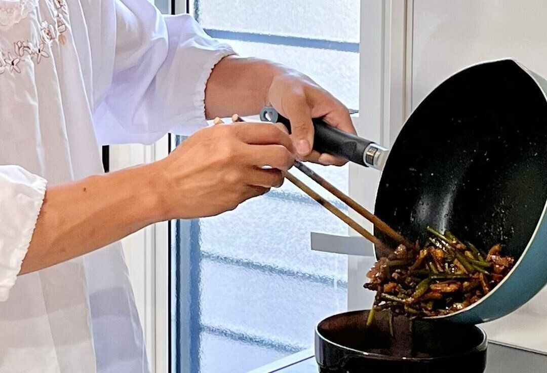 珍しく料理をする夫が、なぜか“裸にかっぽう着”を着ていた!?大胆すぎる姿に10万件のいいねと「はだかっぽうぎ」という新しい造語まで