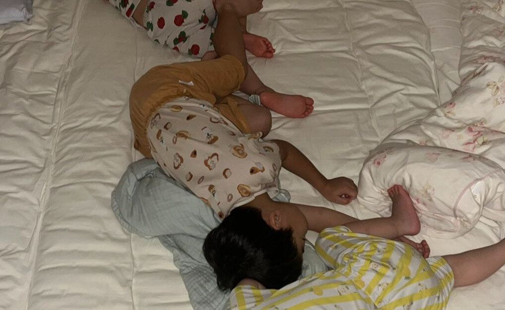 それぞれの布団で寝ていたはずの3兄弟が大移動?!可愛すぎる習性に「ママが大好きなんですね」の声