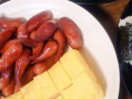 これぞ究極の”ながら飯”!?週に一度の特別な日のために用意されたごはんが「最高すぎる」と14万いいね