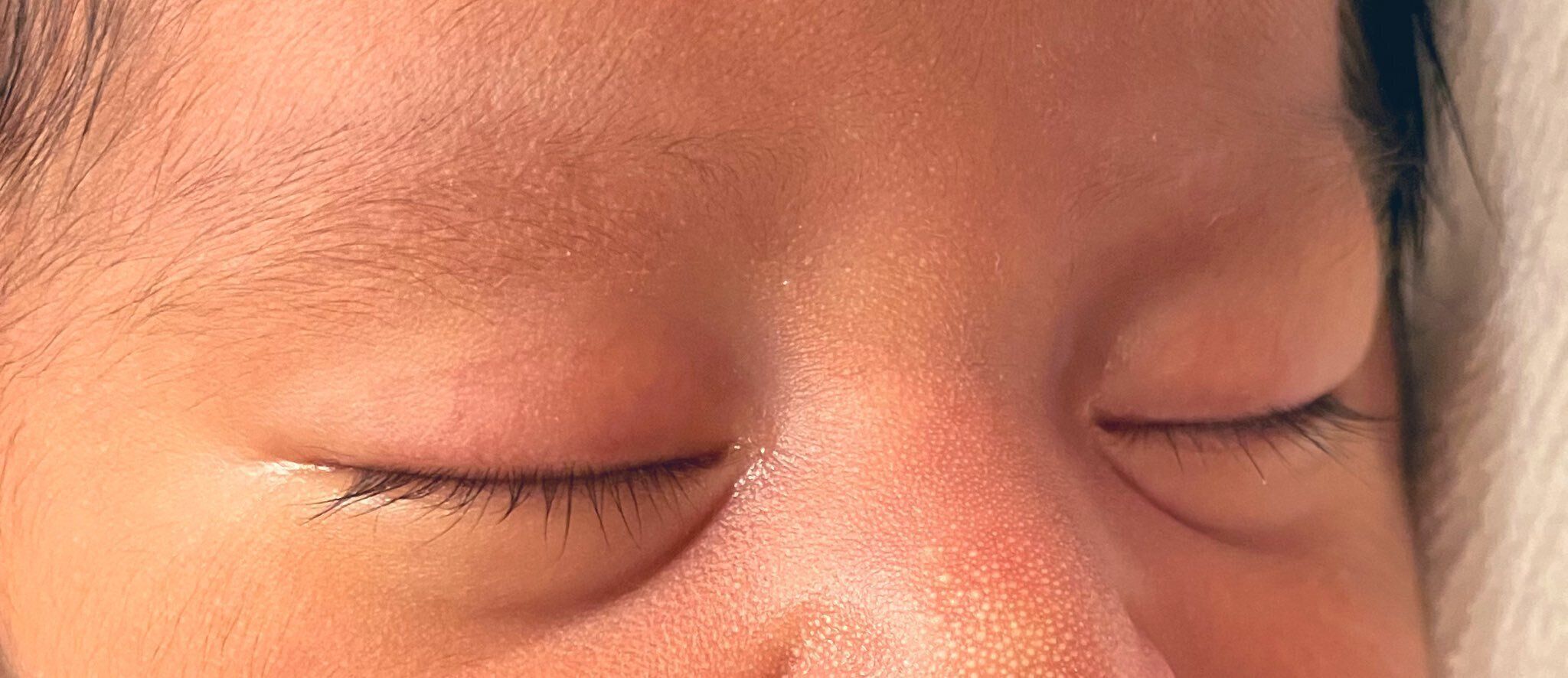 「どこまで伸びるんだろう」生後4日目から2カ月で急速に伸びた赤ちゃんのまつげ。想像を超えた驚異的な長さに、8.2万人が羨望の眼差し！