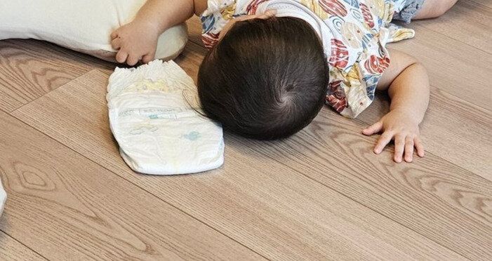 おむつを片手に、睡魔に負け倒れる9カ月の娘。可愛すぎる「おむつ泥棒」に7.5千件のいいね