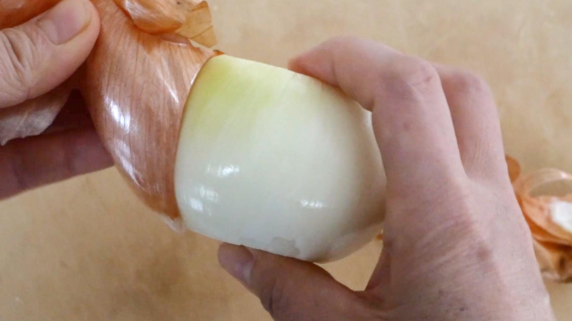 玉ねぎの皮を簡単に剥く裏ワザ！「早く知りたかった」「簡単すぎる」