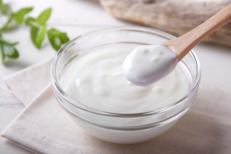 ヨーグルトは賞味期限切れでも食べられる？長持ちのコツや救済レシピまで徹底解説！