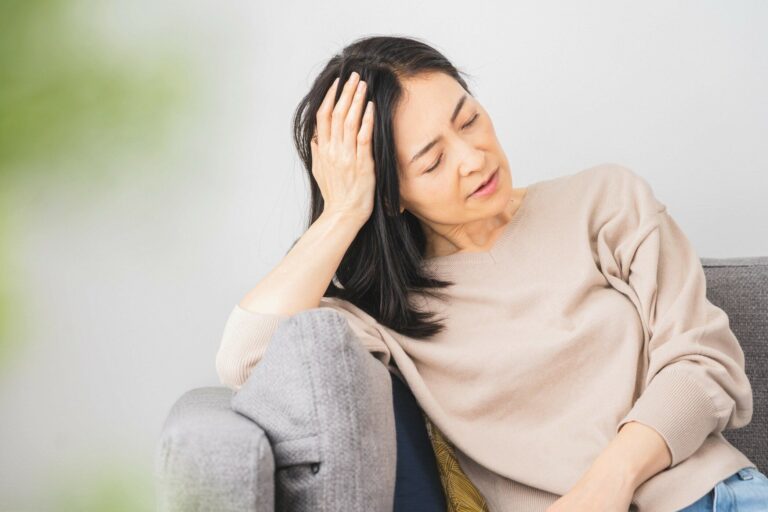 更年期はいつからはじまるの？症状やいつまで続くのかについても解説