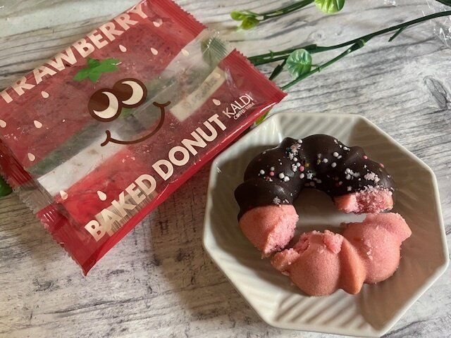 【カルディ】見た目もかわいい！ハッピーな気持ちになれる、ストロベリーベイクドドーナツ