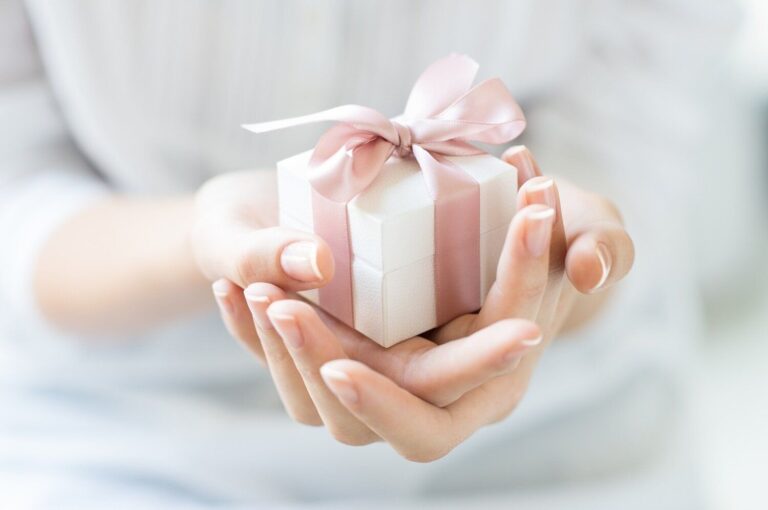 【予算5,000円】男性がもらって困らないプレゼント9選。年齢別に紹介