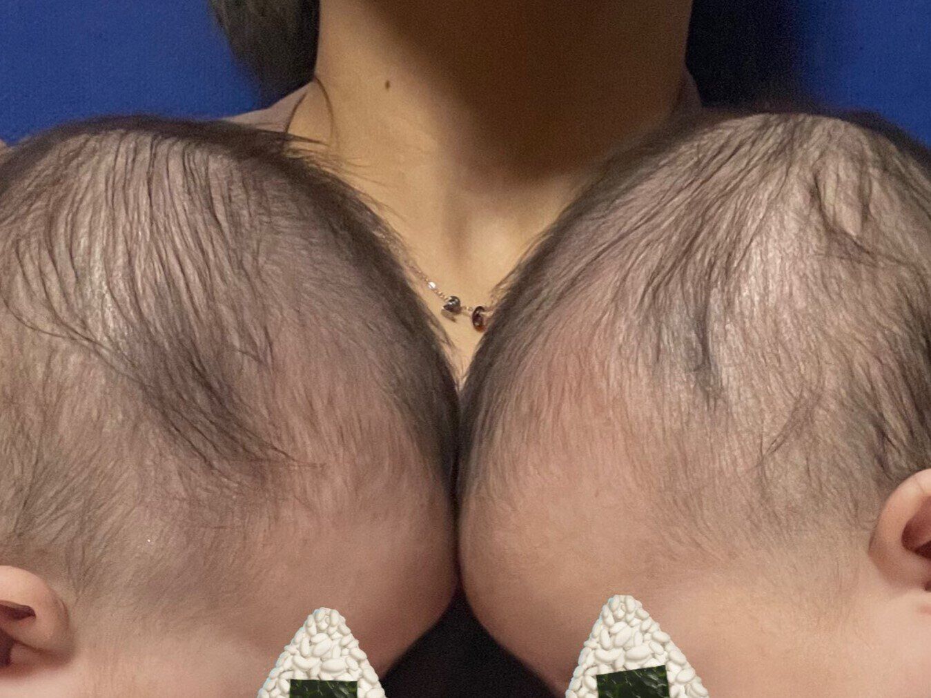 生後3カ月の双子ママが投稿した奇跡の1枚！「ふたり抱っこ寝かしつけに成功」の様子がかわいくて最高すぎた