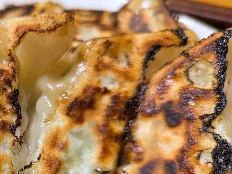 【ニッコリ派？パンダ派？】どっちに見える!?餃子に潜むかわいすぎる焼き目に23万人が大注目
