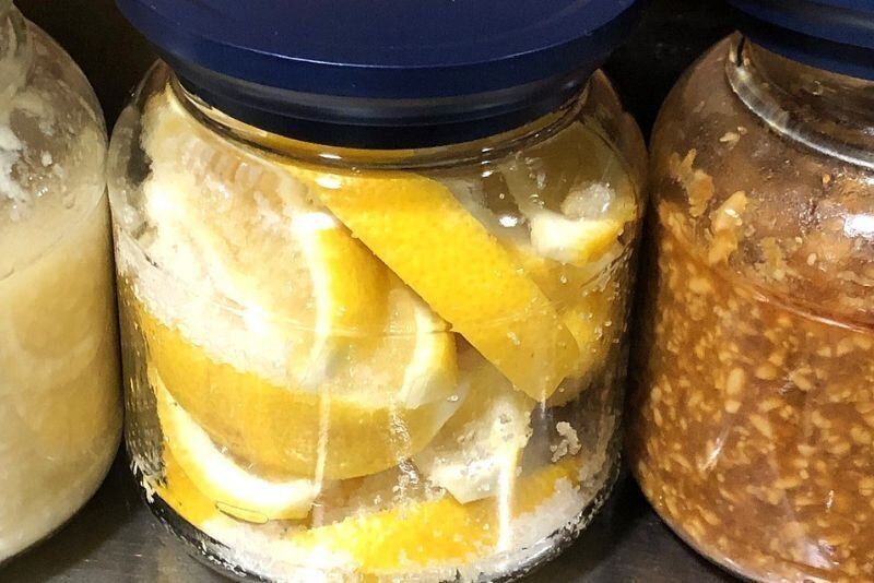 【旬】レモンで保存が効く発酵調味料を作っておこう｜塩レモンの作り方