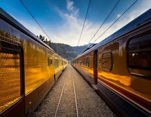 【夢占い】電車に乗る夢の意味とは？状況、登場人物などシチュエーション別に解説！