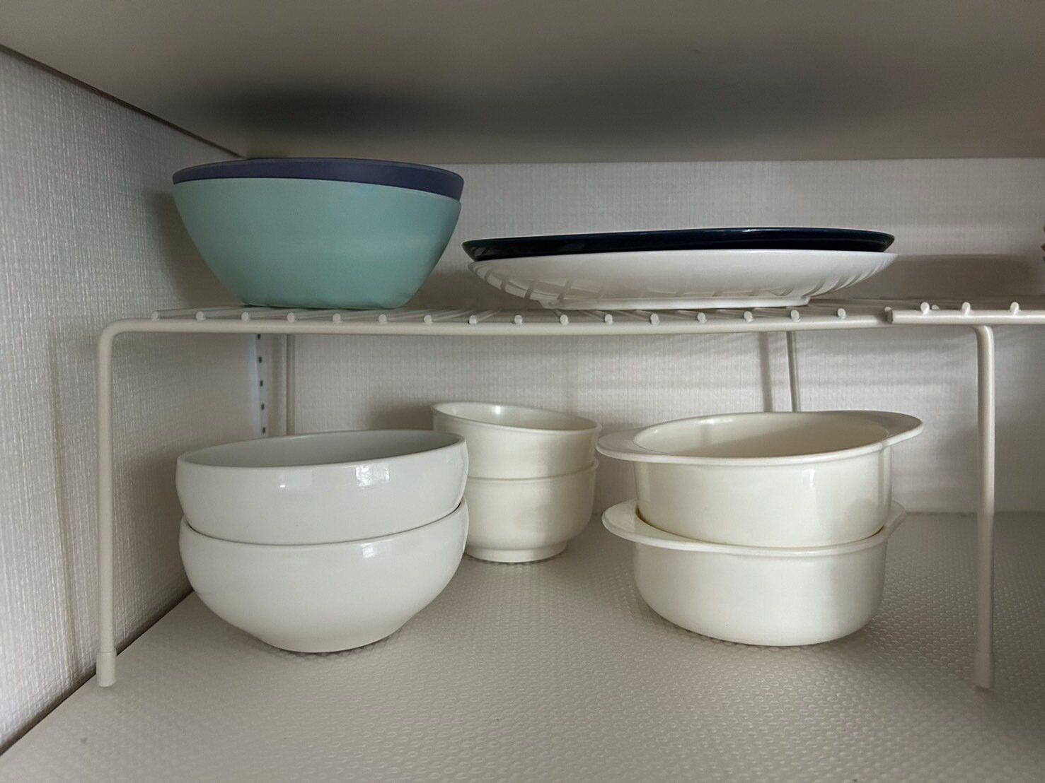 【3COINS】頑丈な伸縮ラックで食器棚の収納量アップが叶う！