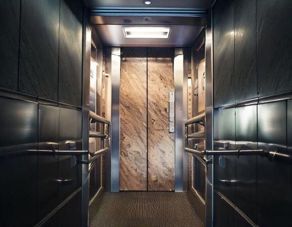 【夢占い】エレベーターが止まらない夢の意味とは？心境や環境の変化を解説！