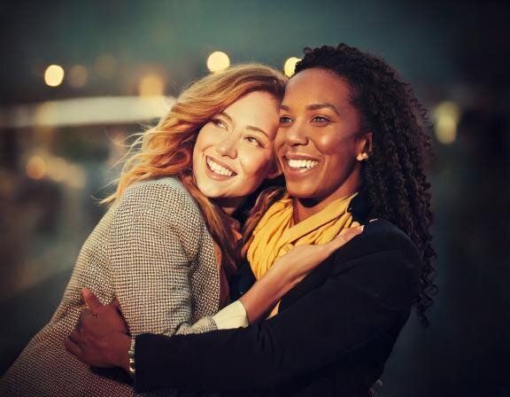 【夢占い】旧友の夢の意味とは？状況、関係性、行動別に解説！