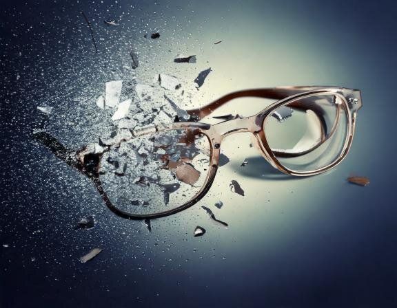 【夢占い】メガネが壊れる夢の意味とは？状況、破壊方法別に解説！