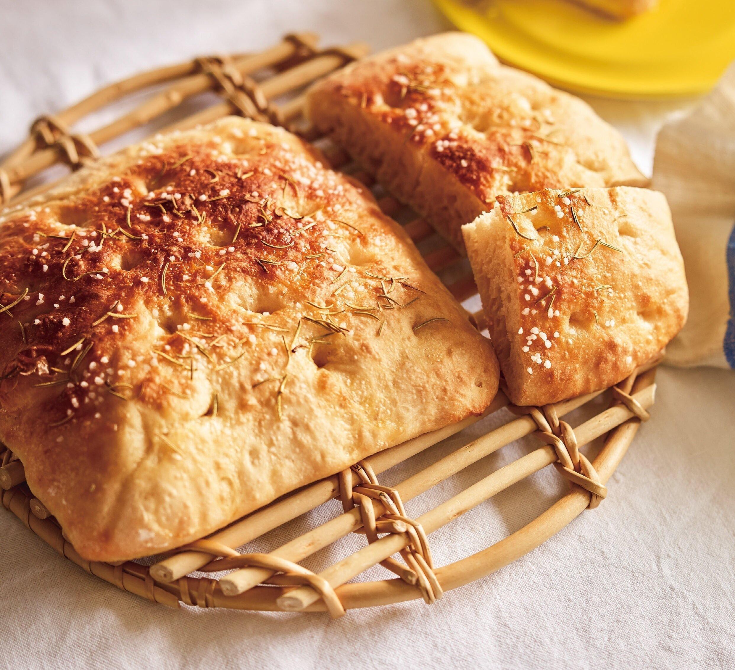 寝る前に仕込んでおけば翌朝15分で完成！じつはカンタンにつくれる「焼きたてフォカッチャ」